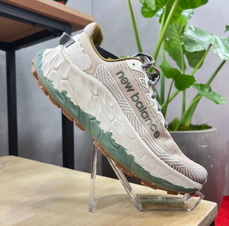 New Balance Fresh Foam More Trail v3 - Beige/Green